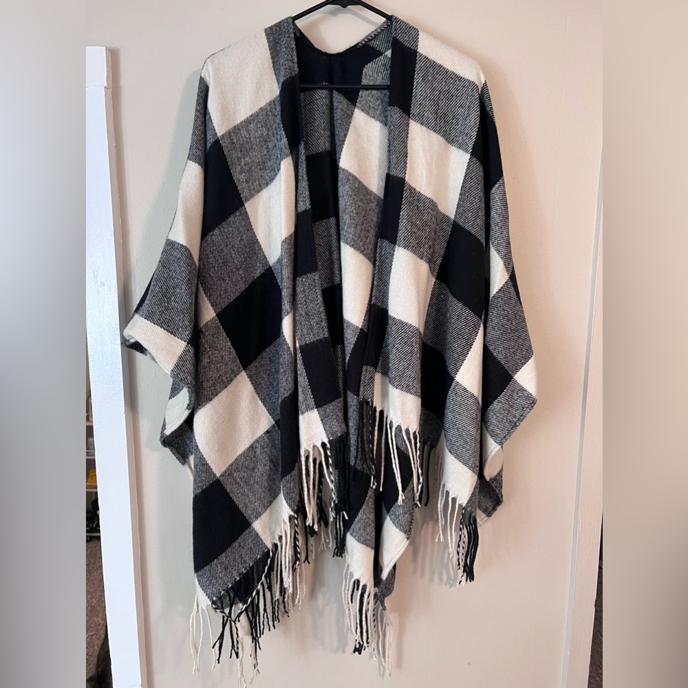 ‼️WORN ONCE ‼️Buffalo Check Fringe Poncho!